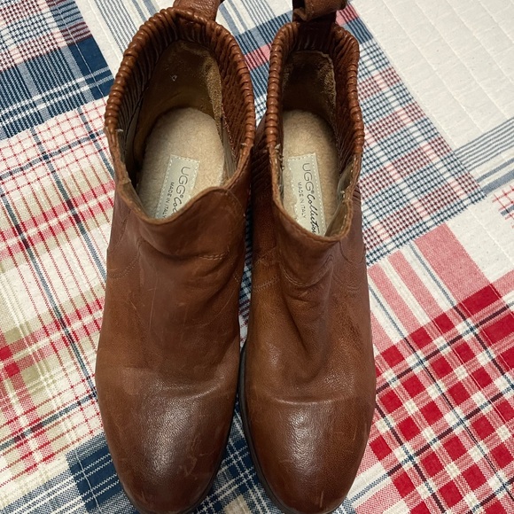 UGG Collection, made in Italy… Women’s Ankle Leather Boots, w/ shearling sole. - Picture 12 of 12